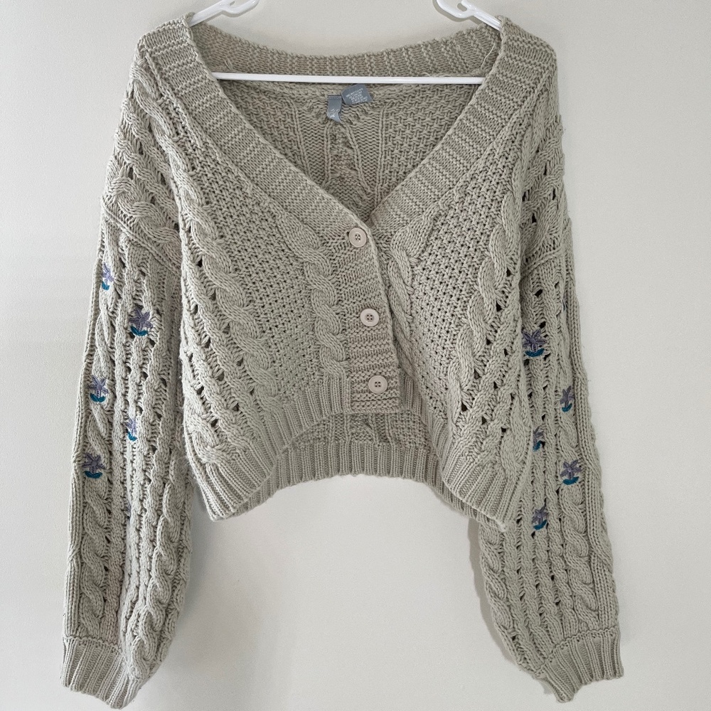 Sky & Sparrow Knit Cardigan w/ Embroidered Flowers on Sleeves Color Cream Size S